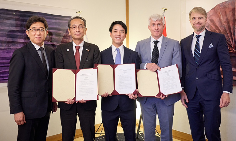 From left: Jingo Kikukawa, Director-General of the Innovation and Environment Bureau at the Ministry of Economy, Trade and Industry (METI); Tadashi Maruno, President, Hamamatsu Photonics K.K.; Kazuhiro Nakashoji, CEO, Yaqumo Inc.; Carsten Thomsen, CTO, NKT Photonics A/S; H.E. Jarl Frijs-Madsen, Ambassador Extraordinary and Plenipotentiary of the Kingdom of Denmark to Japan